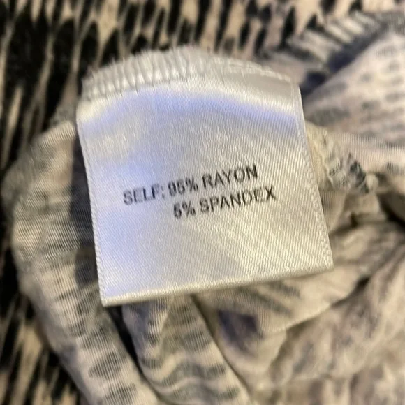 Rose & Olive sleeveless black and white tank - Picture 7 of 7